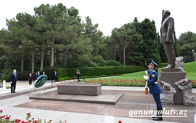 Mirziyoyev Fəxri xiyaban və Zəfər Parkında - Fotolar - Yenilənib