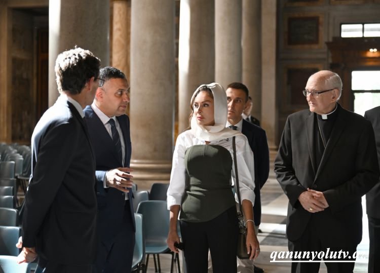 Əliyevalar Vatikanın ikinci ən böyük kilsəsini gəzdilər - Fotolar