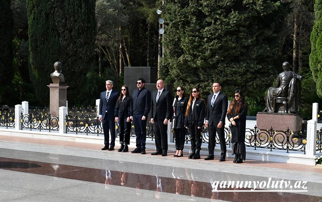 Prezident və ailəsi Heydər Əliyevin məzarını ziyarət etdi - Fotolar+Yenilənib
