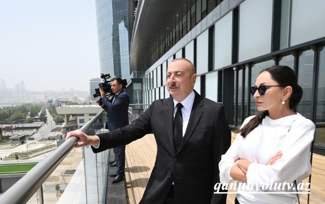 İlham Əliyevlə xanımı “Crescent Mall”un açılışına qatıldı