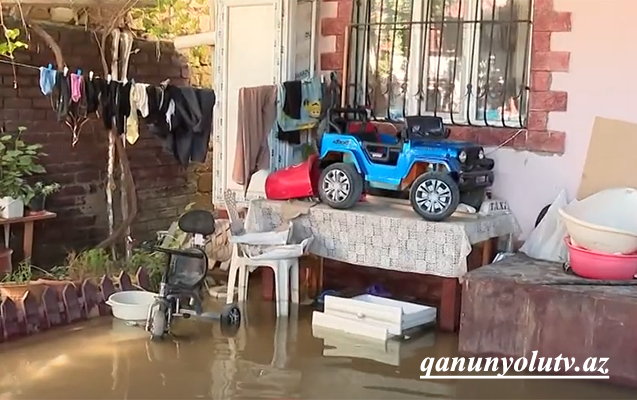 Bakıda evləri və küçələri su basan ərazilər... - Video