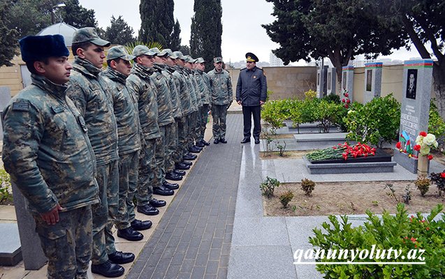 Hərbçilər Mübariz İbrahimovun məzarını ziyarət etdi - Video
