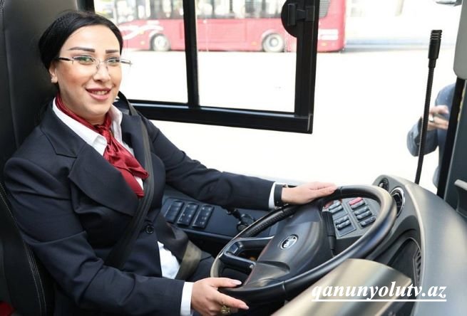“Bakubus”ın ilk qadın sürücüləri sükan arxasında