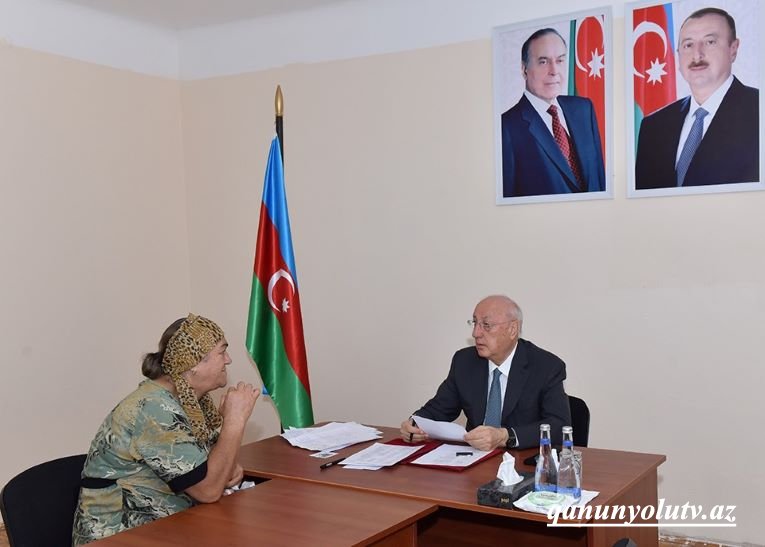 Zakir Fərəcov vətəndaş müraciətlərini diqqətdə saxlayır - Fotolar