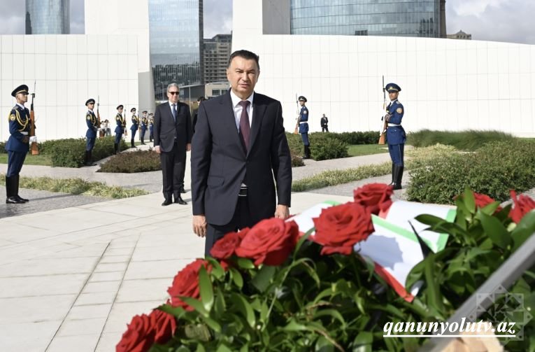 Tacikistan Baş naziri Zəfər Parkı və Fəxri xiyabanda - Fotolar - Yenilənib